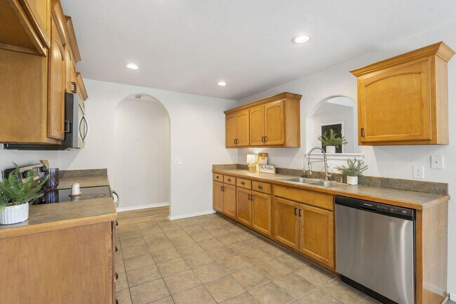 Building Photo - Newly Remodeled! | 4 Bedroom | 2 Bathroom | 2 Car Garage | 1,700 sq ft home | Fenced in back yard...