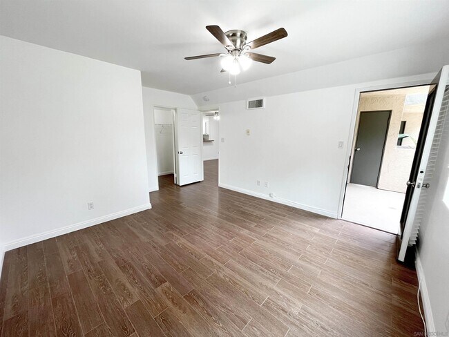 Building Photo - 7545 Charmant Dr