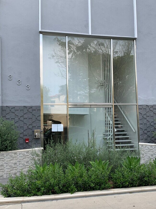 Building Photo - 333 S Reeves Dr