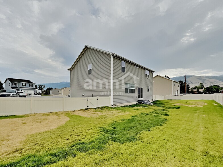 Building Photo - 819 Grover Ct