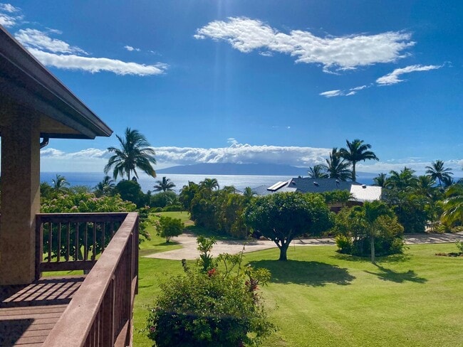 Building Photo - Stunning Launiupoko 2BR Rental – Ocean Vie...