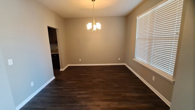 Building Photo - Spacious 5 bed 3 bath Home