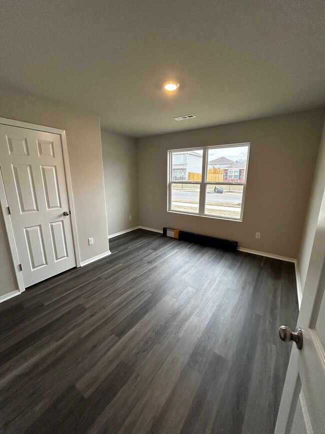 Building Photo - Brand Sparkling New 3 bedroom 2 bathroom h...