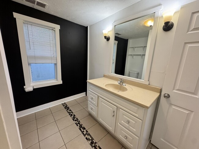 Building Photo - 4364 Ave F