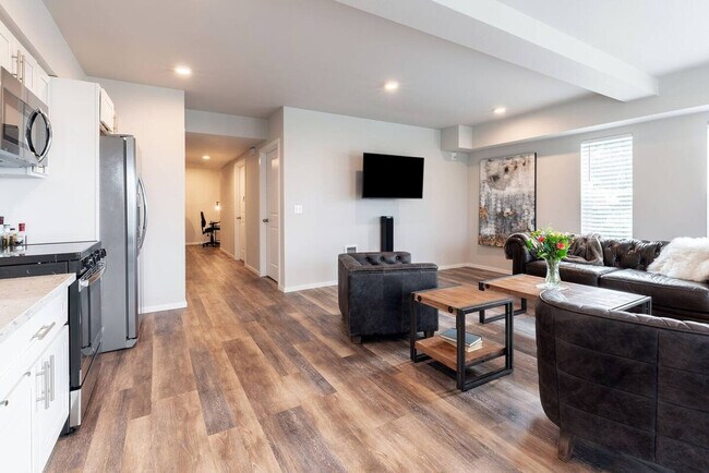 Building Photo - 624 E 32nd St