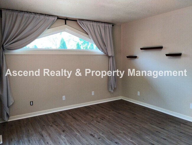 Building Photo - Spacious One Level Open Floor Plan with La...
