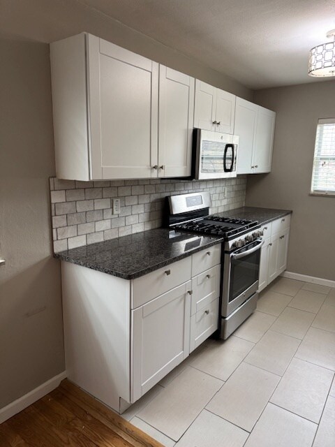 Gas stove - 522 Mariedale Dr