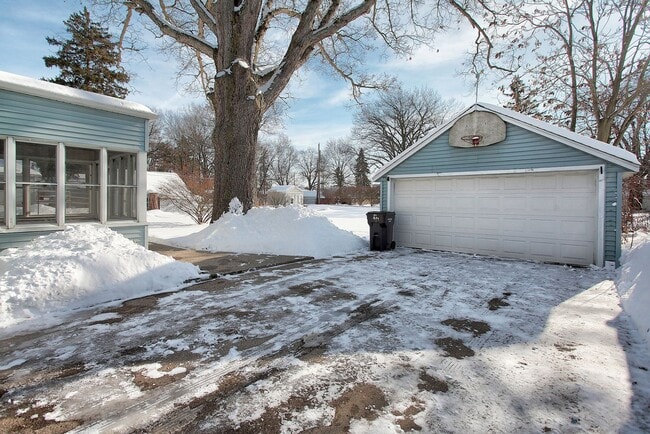 Building Photo - 3 Bedroom Home On Holland's North Side