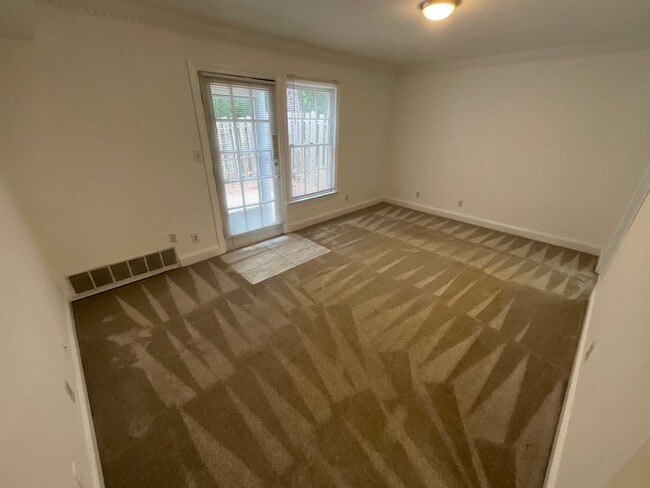 Building Photo - Beautiful 2 Bed 2.5 Bath Townhouse!