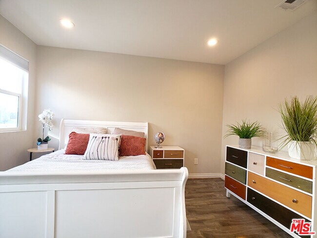 Building Photo - 963 Wilton Pl