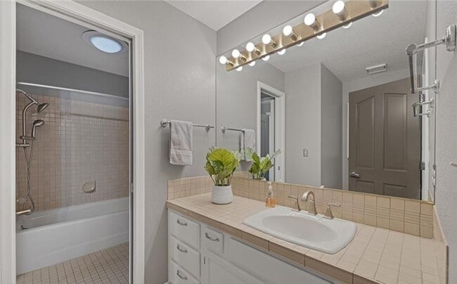 Building Photo - 9 Quail Run Rd