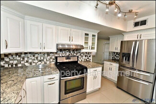 Building Photo - 529 Castlerock Ln