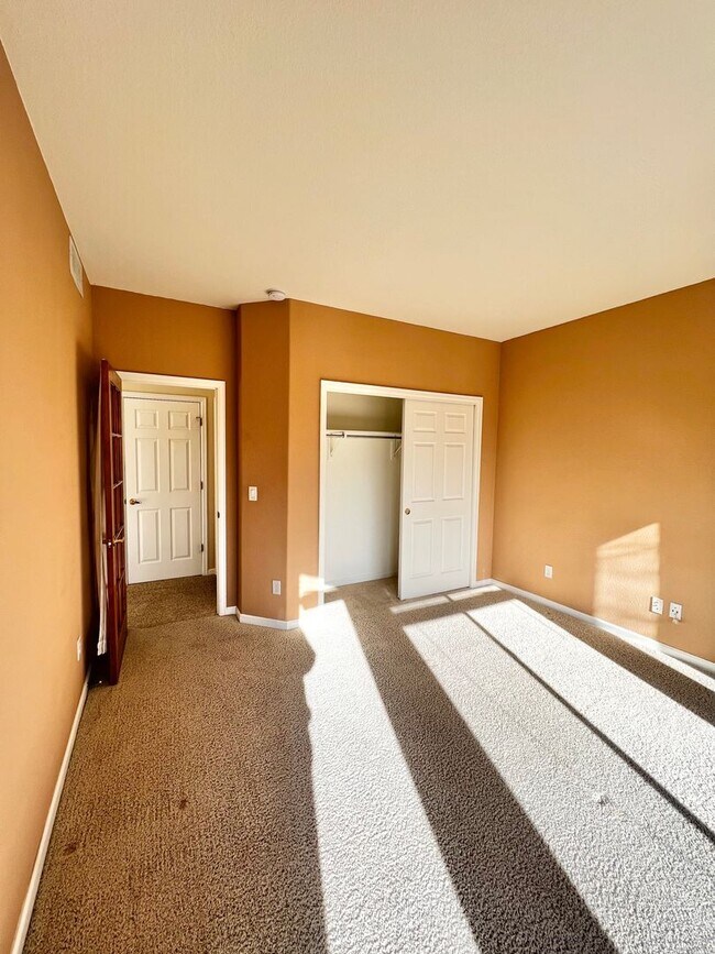 Building Photo - 4 bed, 3 bath Home in Huntington Hills Nei...