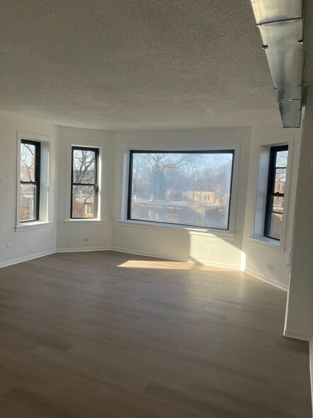 Building Photo - 8445 S Ingleside Ave