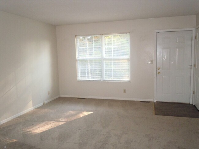 Building Photo - Two Bedroom Duplex with Modern Kitchen, 1 ...