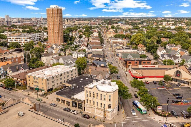 Building Photo - 1619 N Farwell Ave