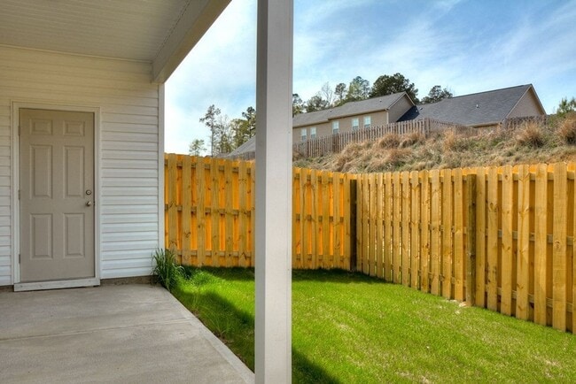 Building Photo - Beautiful End Unit Townhouse