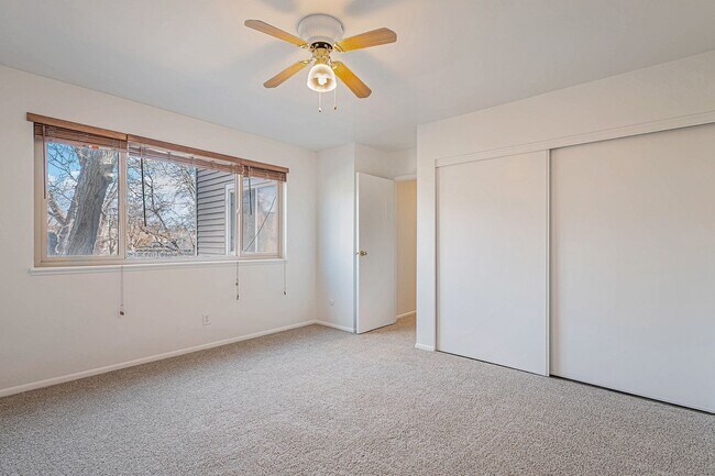 Building Photo - 3 Bedroom, 1.5 Bath Condo Available in Cinnimon Courtyard