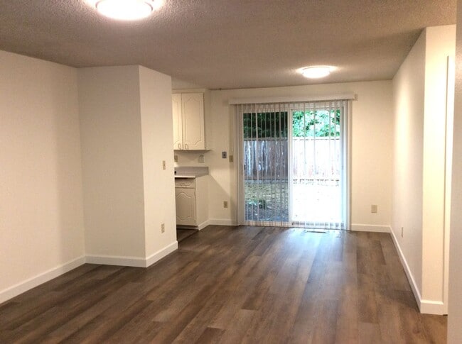 Building Photo - Charming 2 BDRM, 1 BATH Duplex - Universit...