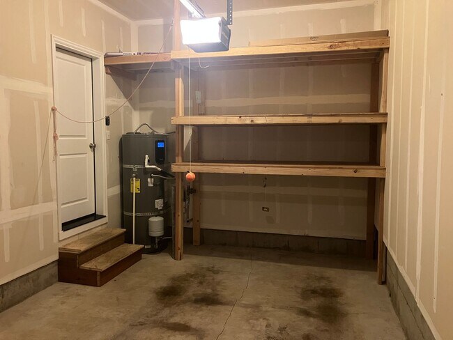 Building Photo - Three Bedroom Townhouse in South Salem