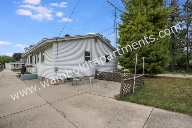 Building Photo - 3 bed house on south side with large eat-i...