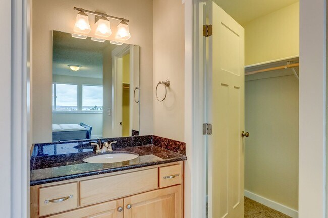 Building Photo - Large 4 Bedroom Edgemoor Home w/ Mother-in-law Suite