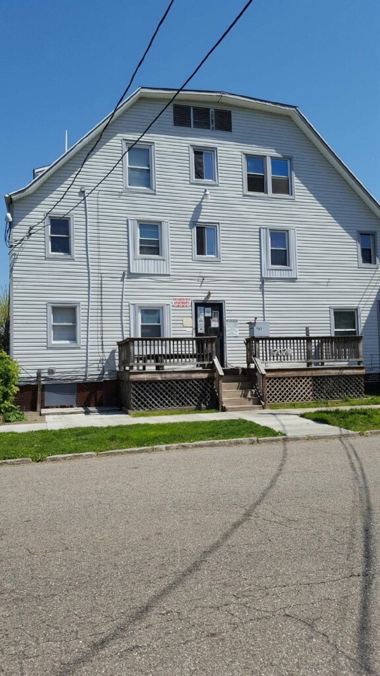 front door at 707 5th street side - 707 5th St NE