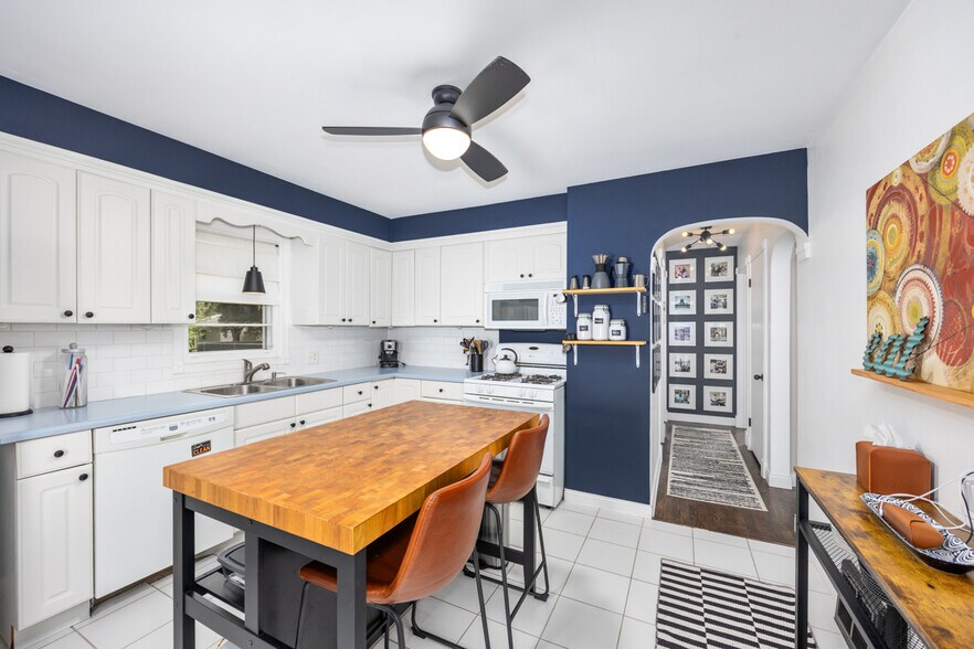 Kitchen and dining - 507 Fontenelle St SE