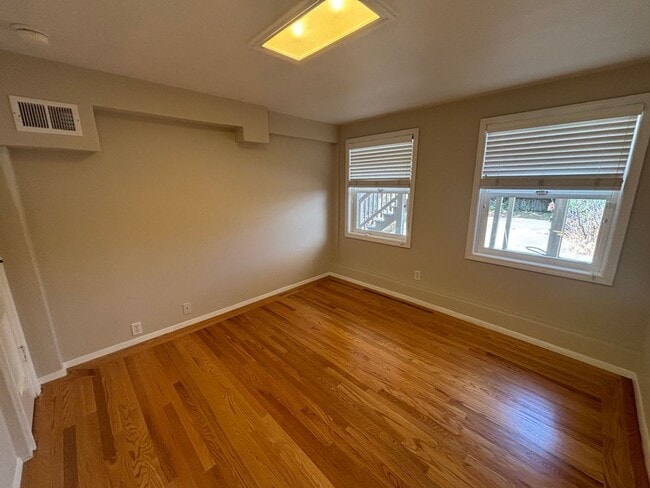 Building Photo - Bright & Spacious Single Family Home - Par...