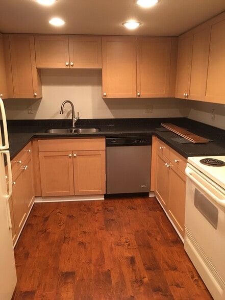 Kitchen - 10424 NE 32nd Plz