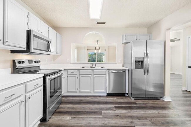 Building Photo - Charming Waterfront Home in Southside