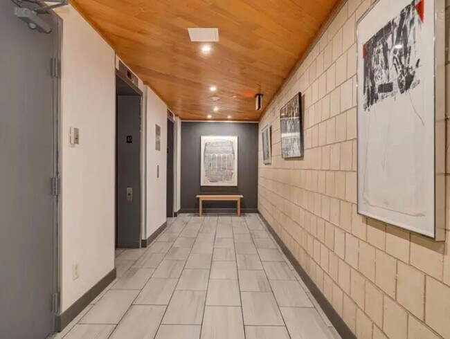 Building Photo - Beautiful 1 bed 1 bath executive condo! Heated parking, gym, sauna!