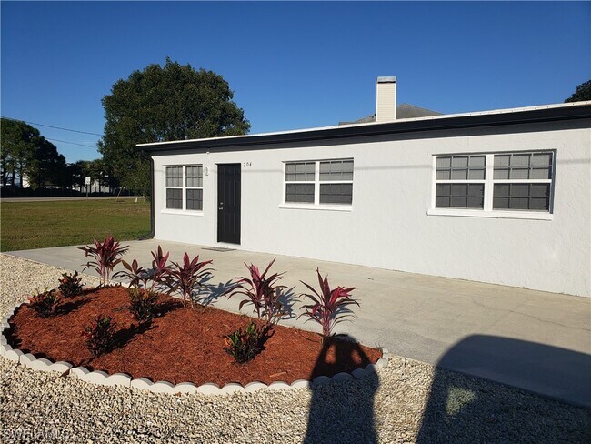 Primary Photo - 204 1st St