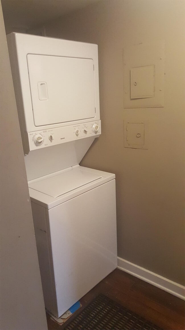 Building Photo - 20 Lakeview