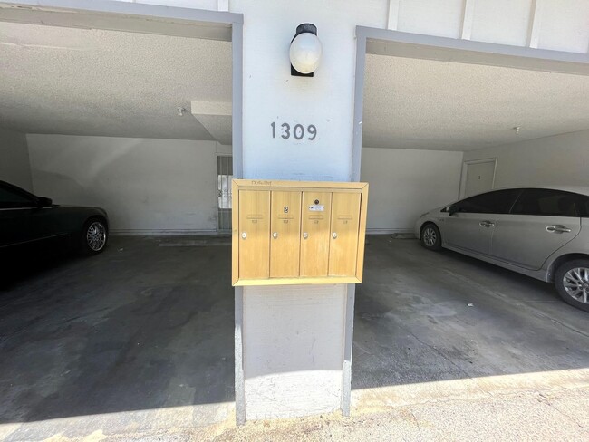 Building Photo - Great 2 Bedroom Townhouse Near UNLV!