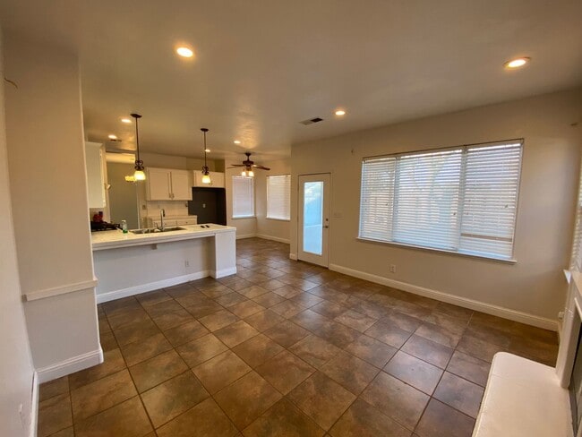 Building Photo - Great North Hanford Location