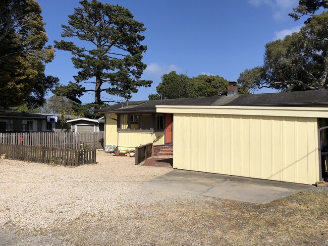 Building Photo - Adorable Two Bedroom in Pacific Grove!