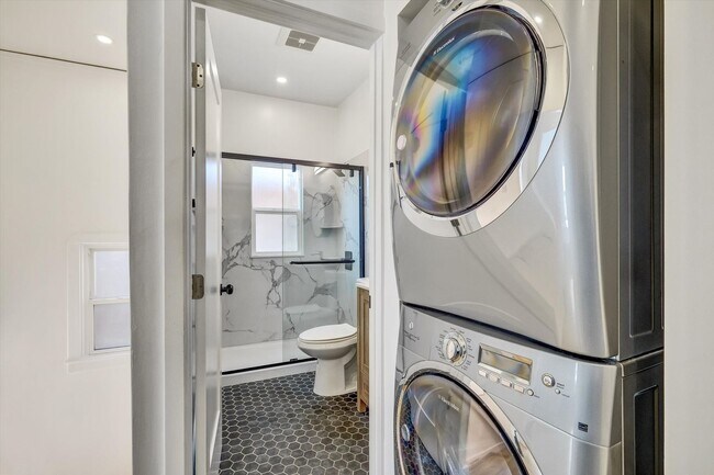 Building Photo - Furnished 3-Bedroom Apartment for 5 – Shared Living College Ave!