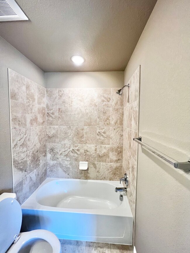 Building Photo - Beautiful 3 Bed, 3 1/2 Bath Townhome in We...