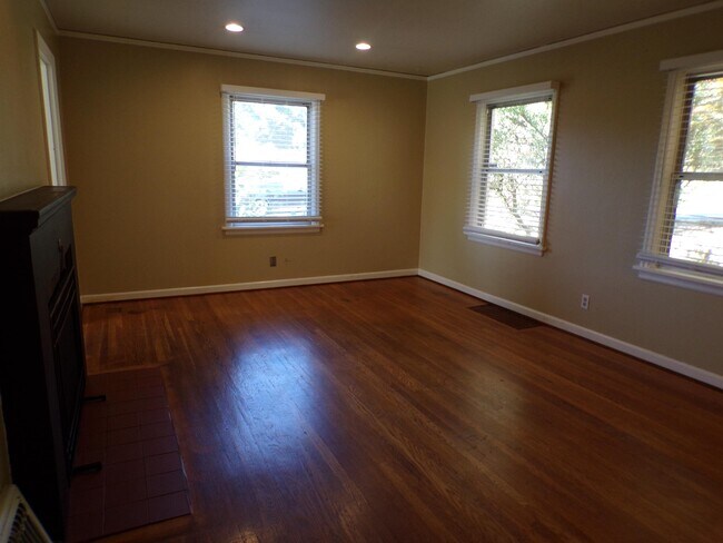 Building Photo - 3022 SW Sunset Blvd