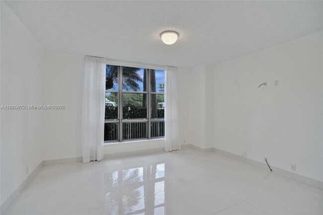 Building Photo - 3500 Mystic Pointe Dr