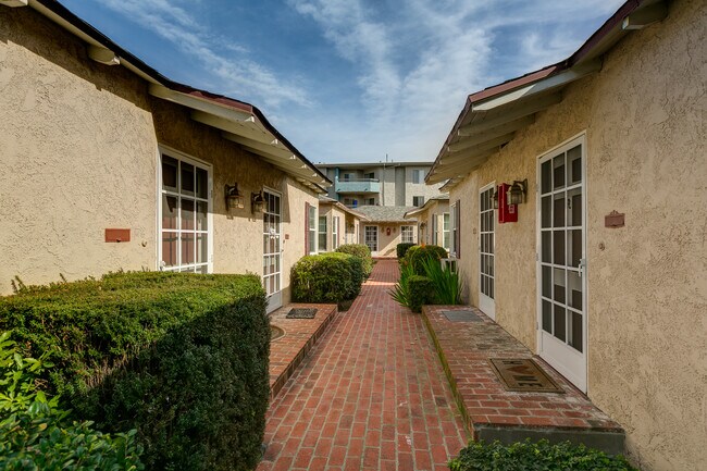 Center walkway - 350 Waldo Ave