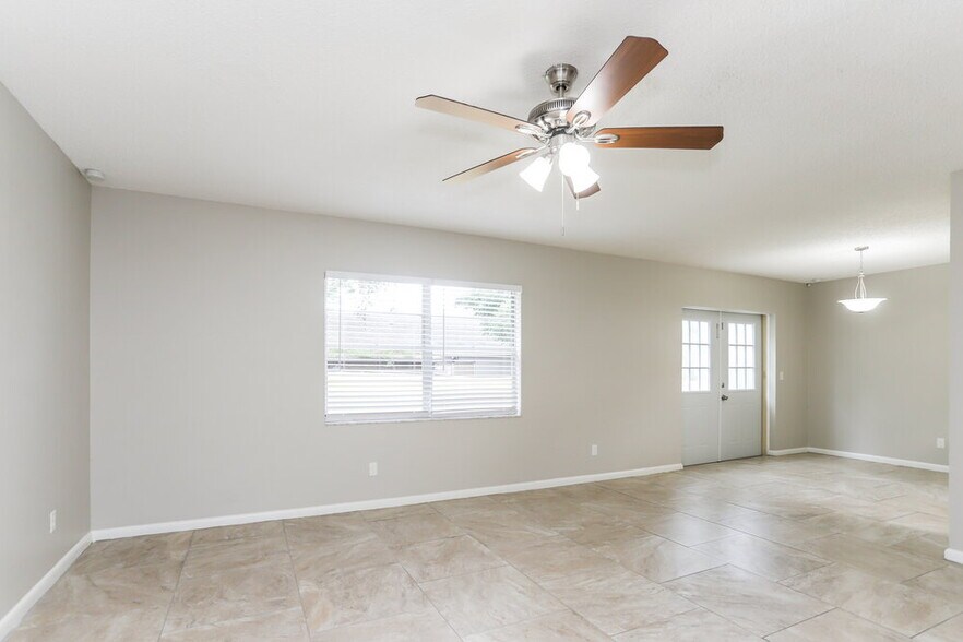 Building Photo - 224 Regal Park Dr