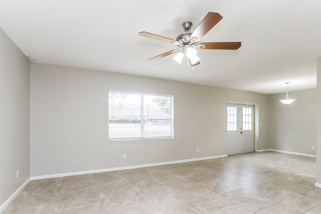 Building Photo - 224 Regal Park Dr