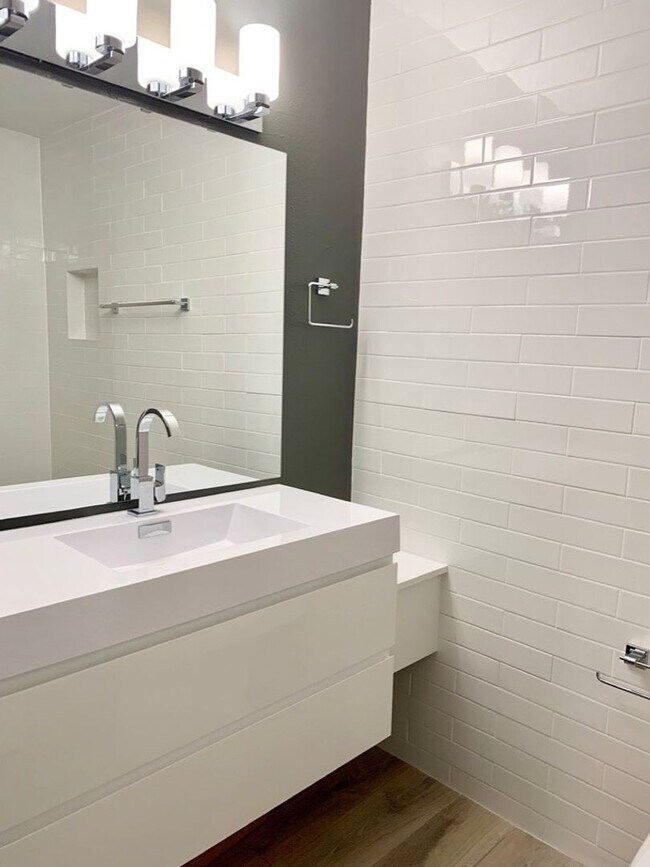 Building Photo - Beautiful 2 Bedroom Two Mile Creek Condo ; Remodeled and Updated right next to Rayback