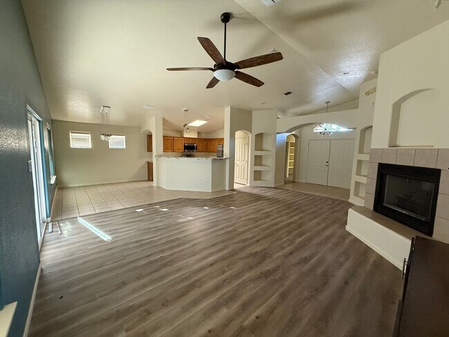 Building Photo - Updated Rental Available Now!