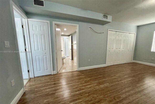 Building Photo - 4010 SW 112th Ave