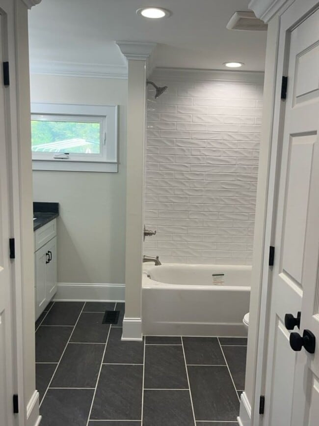 Building Photo - Modern Farmhouse for Rent in Browns Summit NC