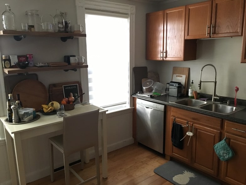 Kitchen (newer appliances) - 8 Fox St
