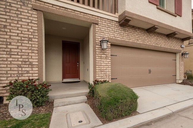 Building Photo - Fresno SouthEast Home, Gated Community, Clovis Unified School District, 3BR/2.5BA